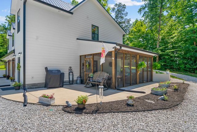1300 Brummit Rd, Charlotte, TN 37036