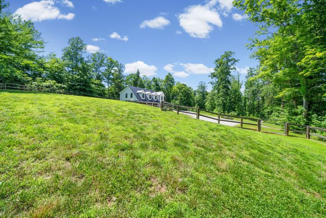 1300 Brummit Rd, Charlotte, TN 37036