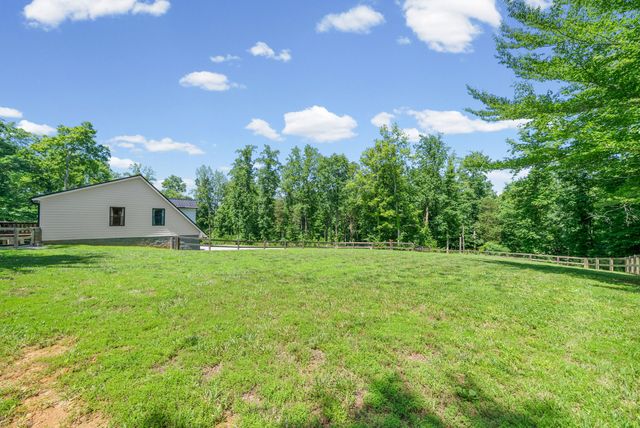 1300 Brummit Rd, Charlotte, TN 37036