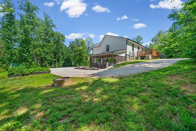 1300 Brummit Rd, Charlotte, TN 37036