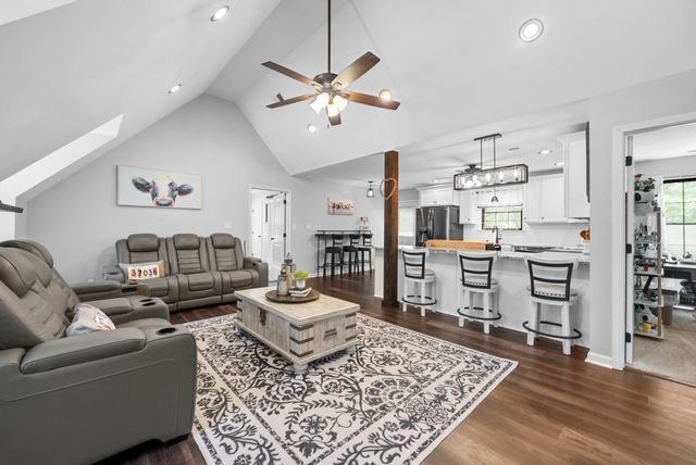 1300 Brummit Rd, Charlotte, TN 37036