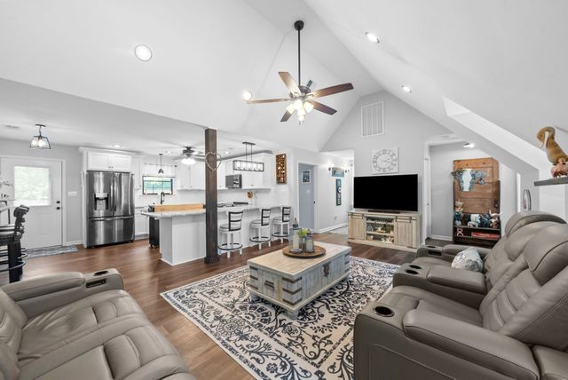 1300 Brummit Rd, Charlotte, TN 37036
