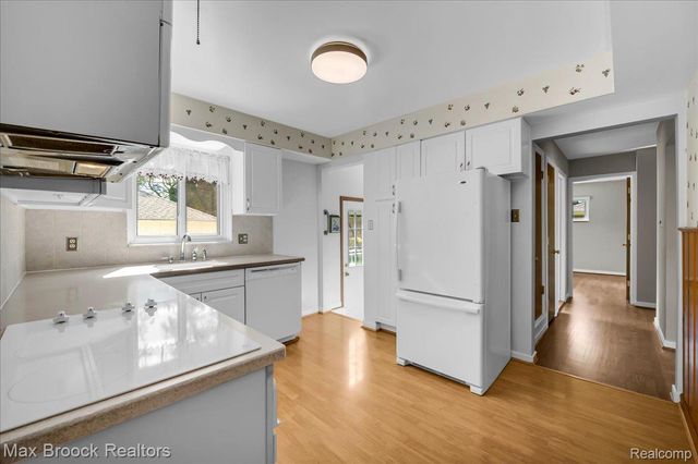 17825 Kinross Avenue, Beverly Hills Village, MI 48025