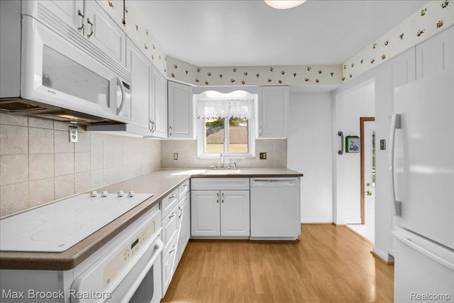 17825 Kinross Avenue, Beverly Hills Village, MI 48025