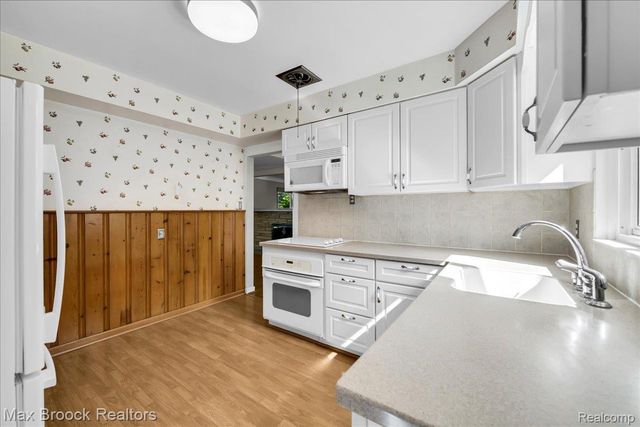 17825 Kinross Avenue, Beverly Hills Village, MI 48025