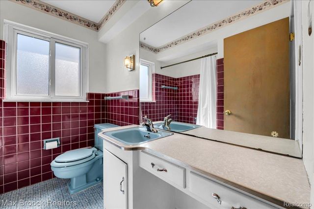 17825 Kinross Avenue, Beverly Hills Village, MI 48025
