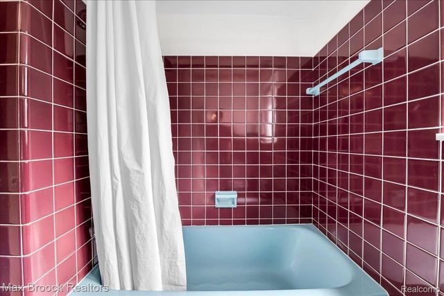 17825 Kinross Avenue, Beverly Hills Village, MI 48025
