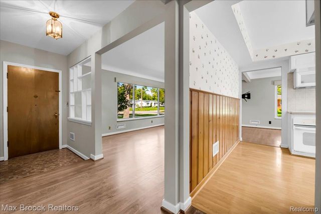 17825 Kinross Avenue, Beverly Hills Village, MI 48025