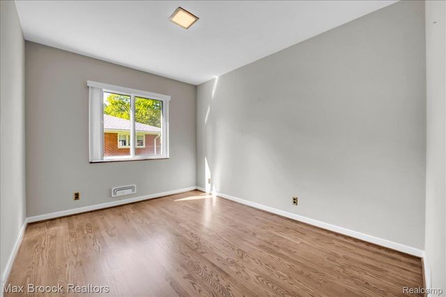 17825 Kinross Avenue, Beverly Hills Village, MI 48025