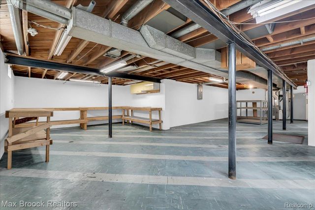 17825 Kinross Avenue, Beverly Hills Village, MI 48025