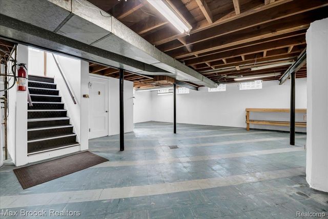 17825 Kinross Avenue, Beverly Hills Village, MI 48025