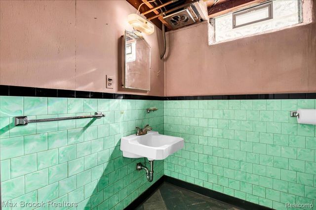 17825 Kinross Avenue, Beverly Hills Village, MI 48025
