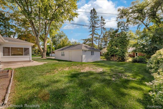 17825 Kinross Avenue, Beverly Hills Village, MI 48025