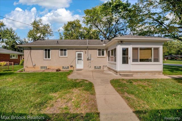 17825 Kinross Avenue, Beverly Hills Village, MI 48025
