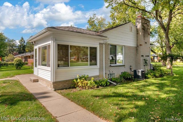 17825 Kinross Avenue, Beverly Hills Village, MI 48025
