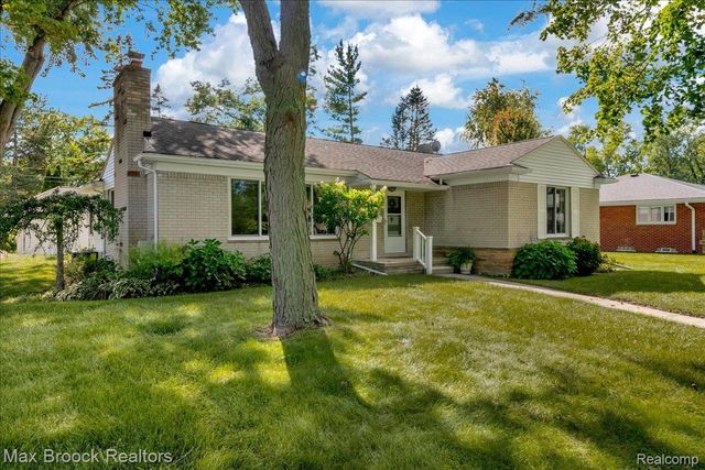 17825 Kinross Avenue, Beverly Hills Village, MI 48025