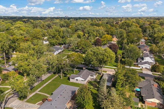 17825 Kinross Avenue, Beverly Hills Village, MI 48025