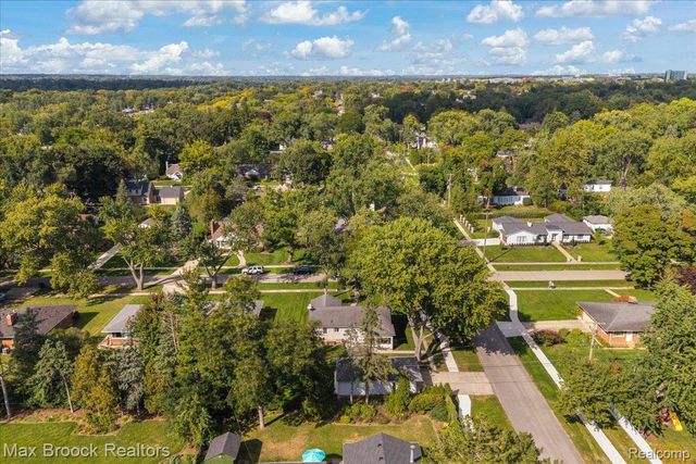 17825 Kinross Avenue, Beverly Hills Village, MI 48025