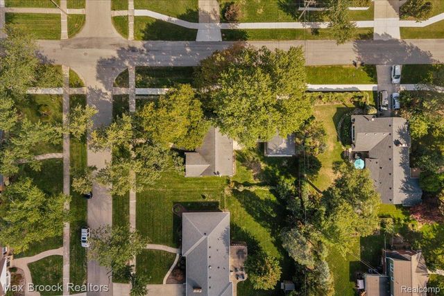 17825 Kinross Avenue, Beverly Hills Village, MI 48025