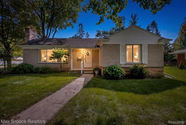 17825 Kinross Avenue, Beverly Hills Village, MI 48025
