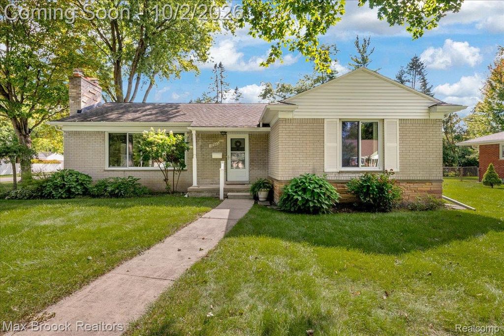 17825 Kinross Avenue, Beverly Hills Village, MI 48025