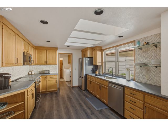 3301 BARDELL Ave, Eugene, OR 97401
