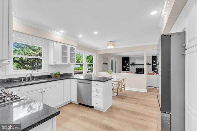 11 BRUIN DR, Hamilton, NJ 08619