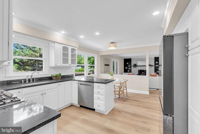 11 BRUIN DR, Hamilton, NJ 08619
