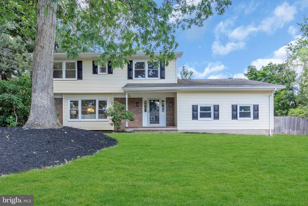 11 BRUIN DR, Hamilton, NJ 08619