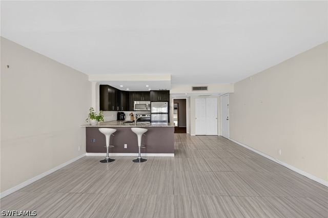 1084 Forest Lakes DR 7205, Naples, FL 34105