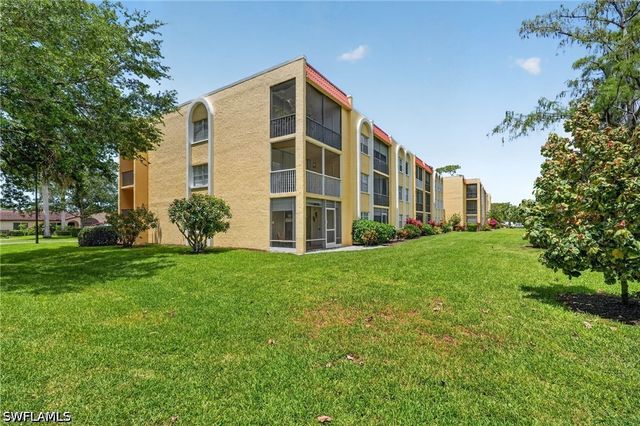 1084 Forest Lakes DR 7205, Naples, FL 34105