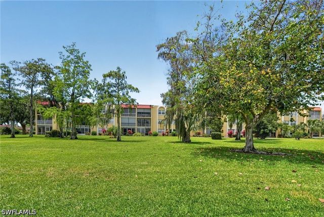 1084 Forest Lakes DR 7205, Naples, FL 34105