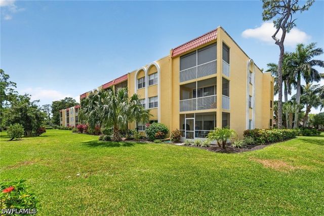 1084 Forest Lakes DR 7205, Naples, FL 34105