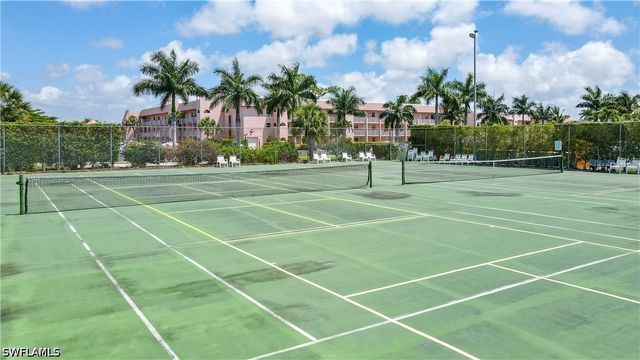 1084 Forest Lakes DR 7205, Naples, FL 34105