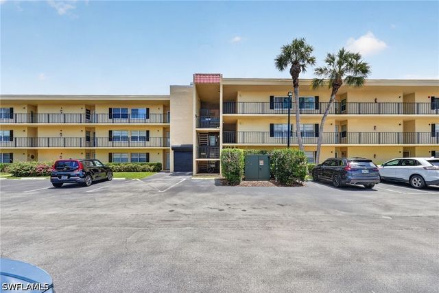 1084 Forest Lakes DR 7205, Naples, FL 34105