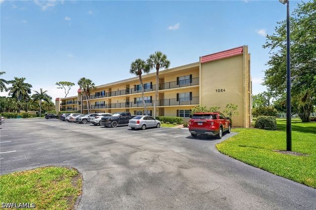 1084 Forest Lakes DR 7205, Naples, FL 34105