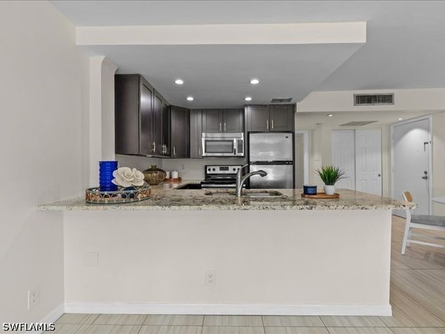 1084 Forest Lakes DR 7205, Naples, FL 34105