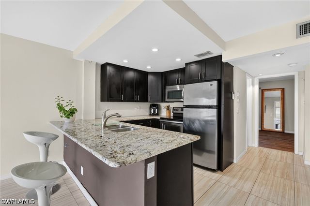 1084 Forest Lakes DR 7205, Naples, FL 34105