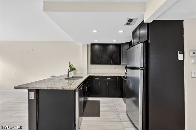 1084 Forest Lakes DR 7205, Naples, FL 34105