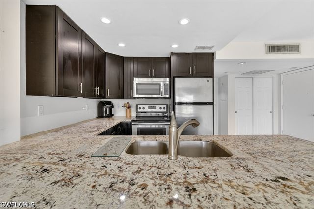 1084 Forest Lakes DR 7205, Naples, FL 34105