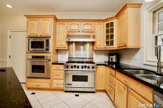 10 Whispering Hollow Court, Cheshire, CT 06410