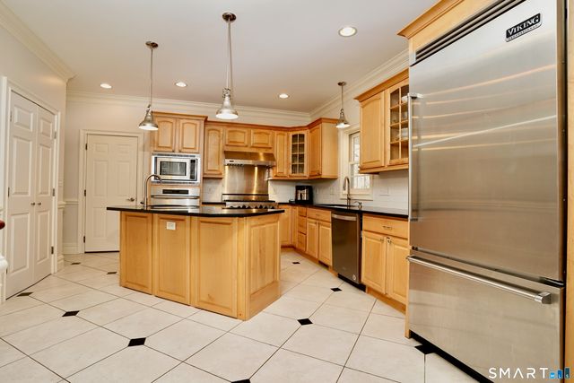 10 Whispering Hollow Court, Cheshire, CT 06410