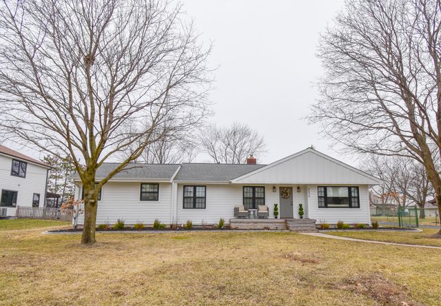 8634 Monfort Drive, St. John, IN 46373