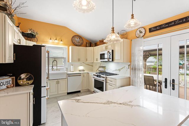 14 REEVES RD, West Deptford, NJ 08096