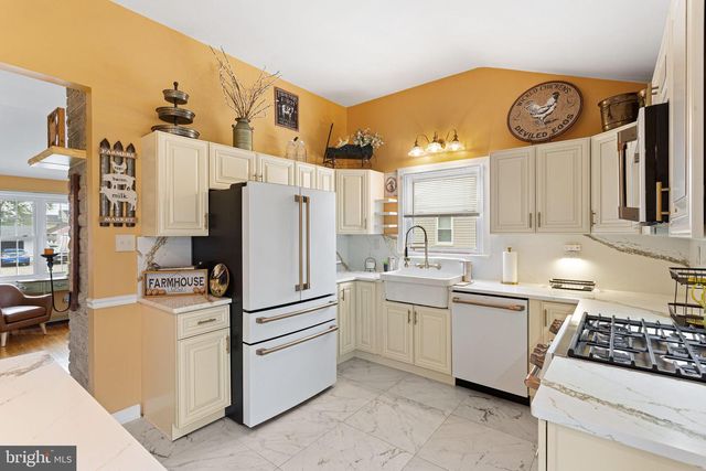 14 REEVES RD, West Deptford, NJ 08096