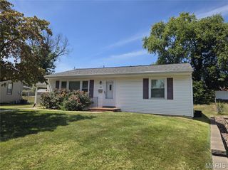 1807 W Clark Street, St Charles, MO 63301