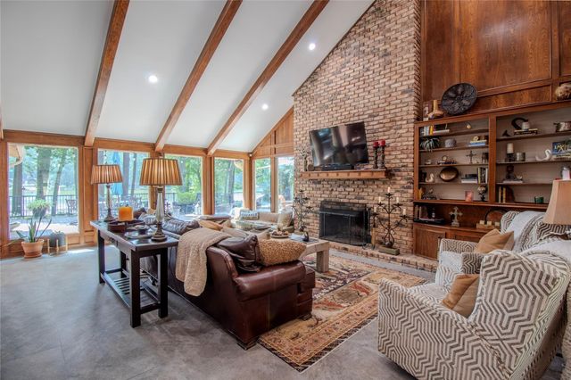 3783 Spring Drive, Huntsville, TX 77340