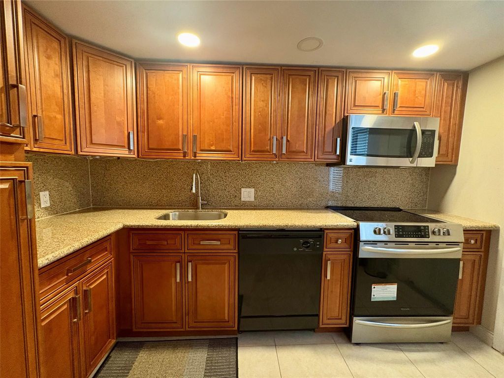 2940 N Course Drive 810, Pompano Beach, FL 33069