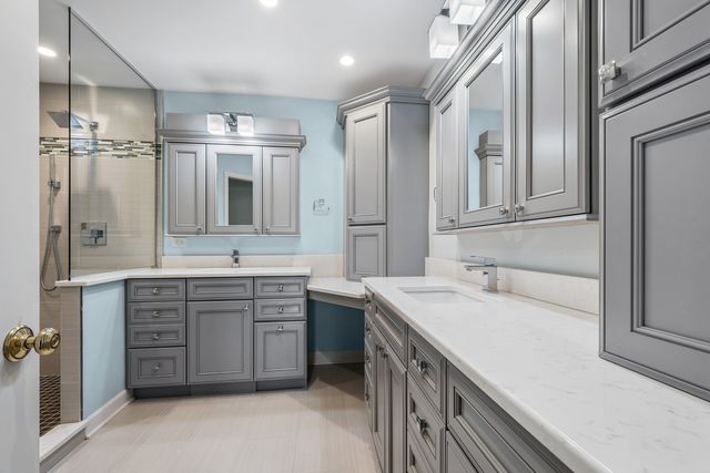 9012 Buckingham Park Drive, Des Plaines, IL 60016