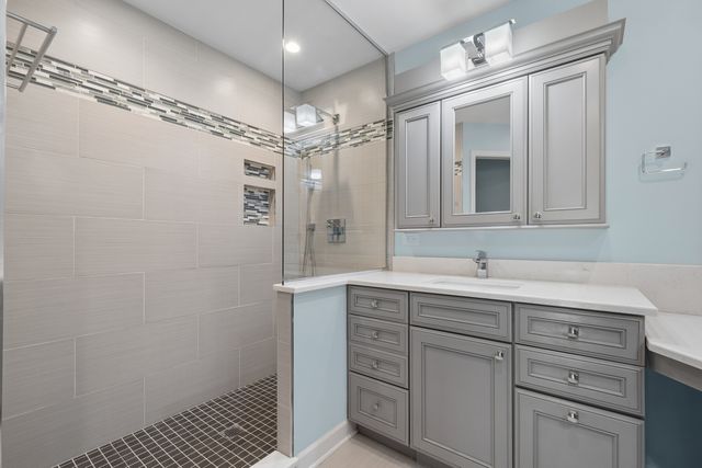9012 Buckingham Park Drive, Des Plaines, IL 60016